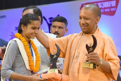 cm yogi gave success mantra to the toppers of UP