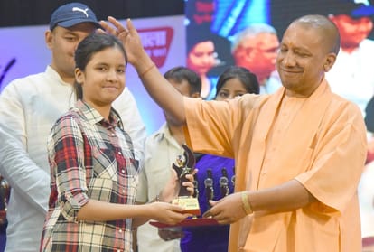 cm yogi gave success mantra to the toppers of UP