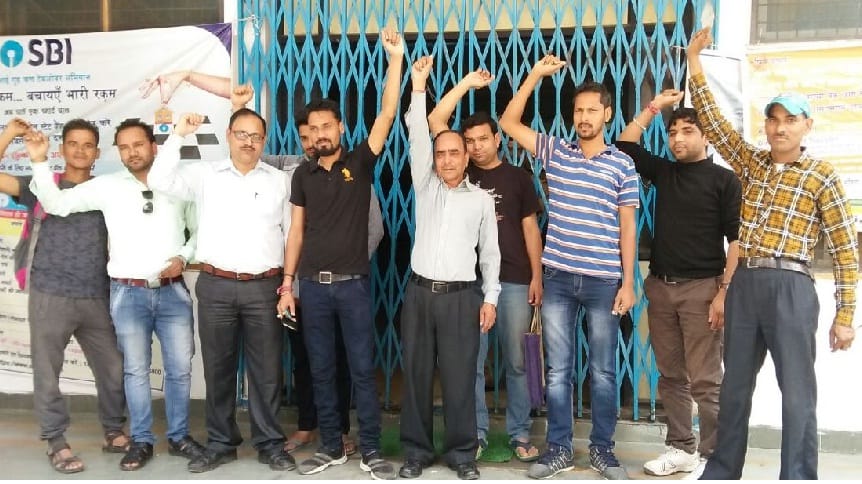 Locks lying in bank branches throughout the day, troubled consumers
