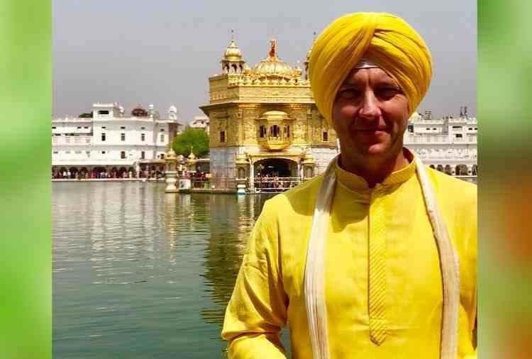 chandigarh, Australian Bowler brett lee in Golden Temple Amritsar Punjab