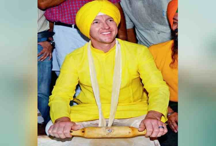 chandigarh, Australian Bowler brett lee in Golden Temple Amritsar Punjab