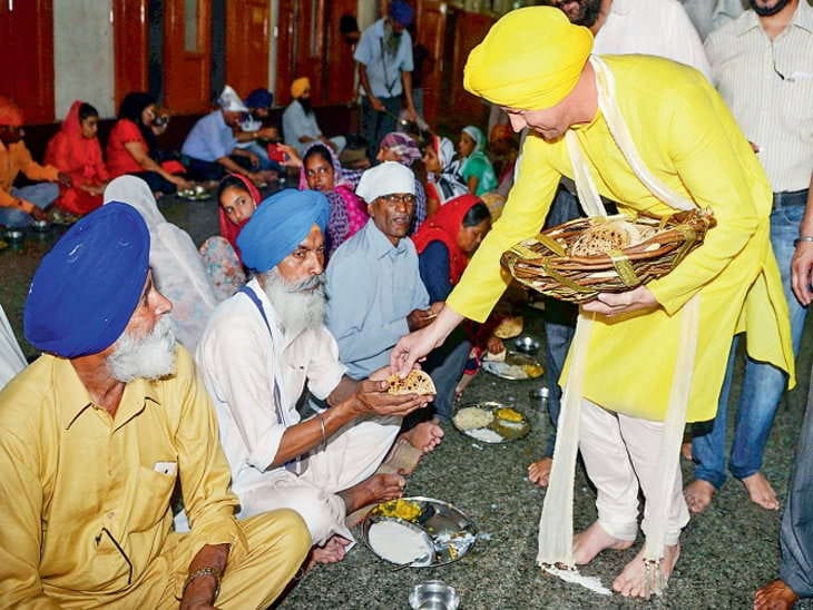 chandigarh, Australian Bowler brett lee in Golden Temple Amritsar Punjab