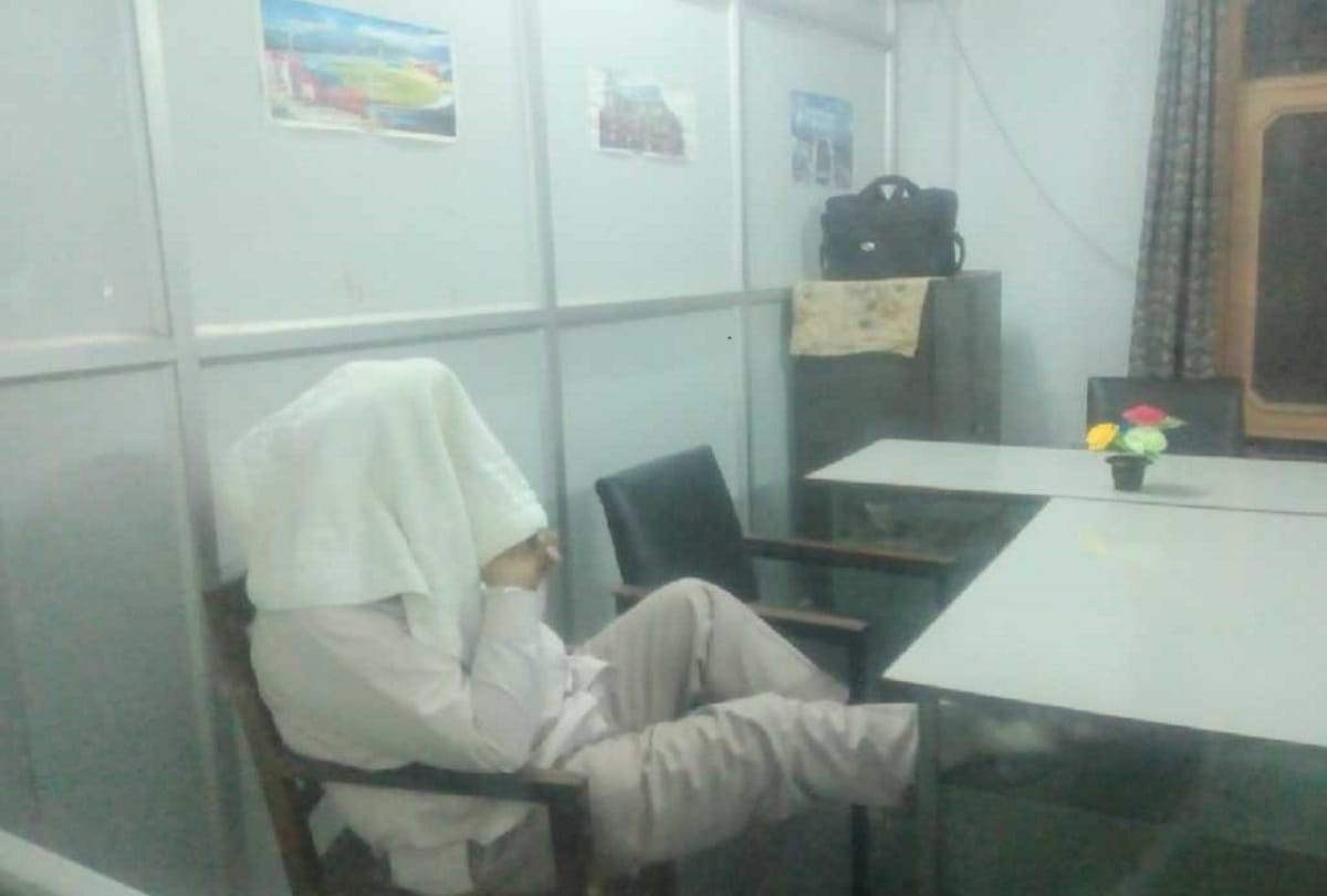 bsnl sdo caught red handed while taking bribe in solan himachal