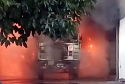 Fire broke out at a rubber factory in Malviya Nagar of delhi, Air Force chopper deployed