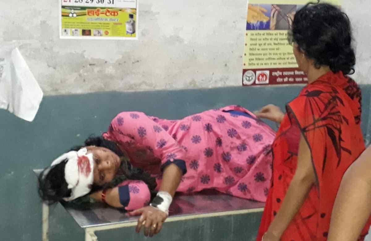Women jumped from runing train for caught thief