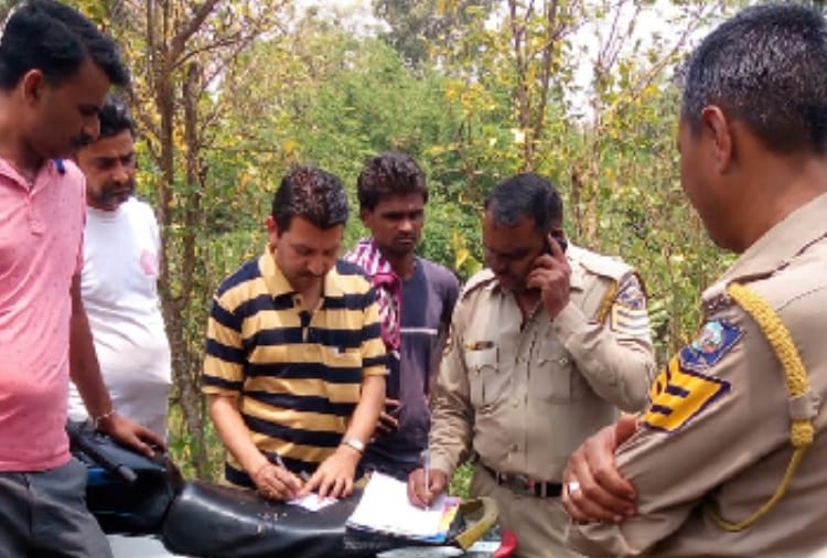 टिपर खाई में पलटा, दो की मौत, 7 घायल