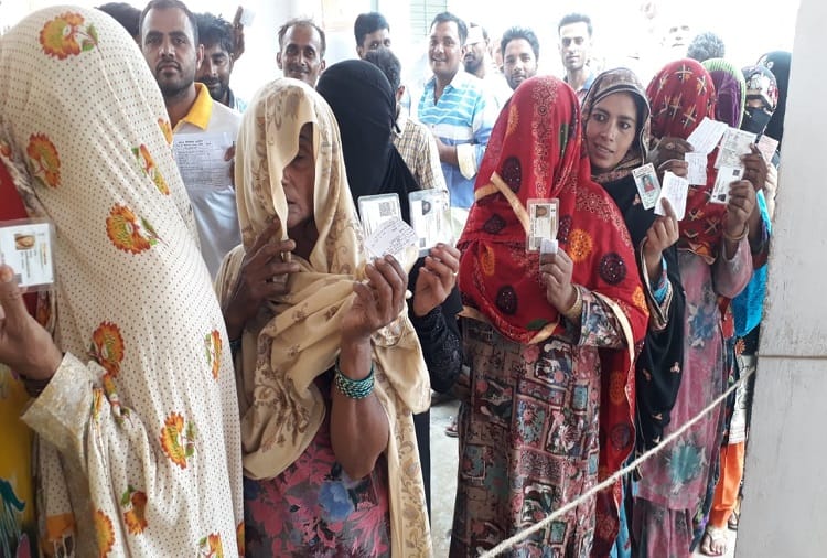 Kairana byelection: huge enthusiasm in voters, 22 percent voting till 9 pm, see photos