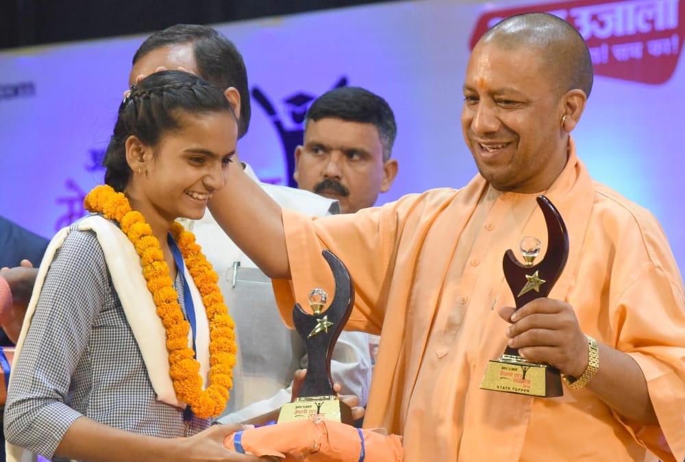 pics of amar ujala medhavi chhatra samman.