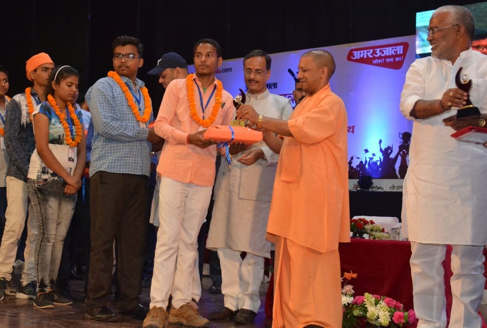 pics of amar ujala medhavi chhatra samman.