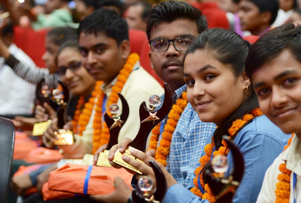 pics of amar ujala medhavi chhatra samman.