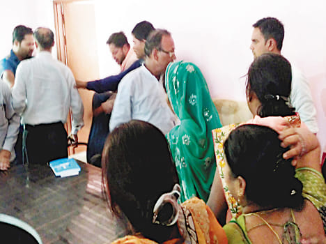 Meeting meeting of the ruckus, women members throwing slippers