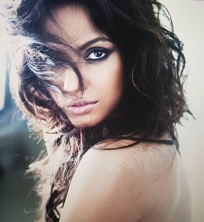 actress Neetu Chandra new Bhojpuri song sari sari ratiya jagaawey released