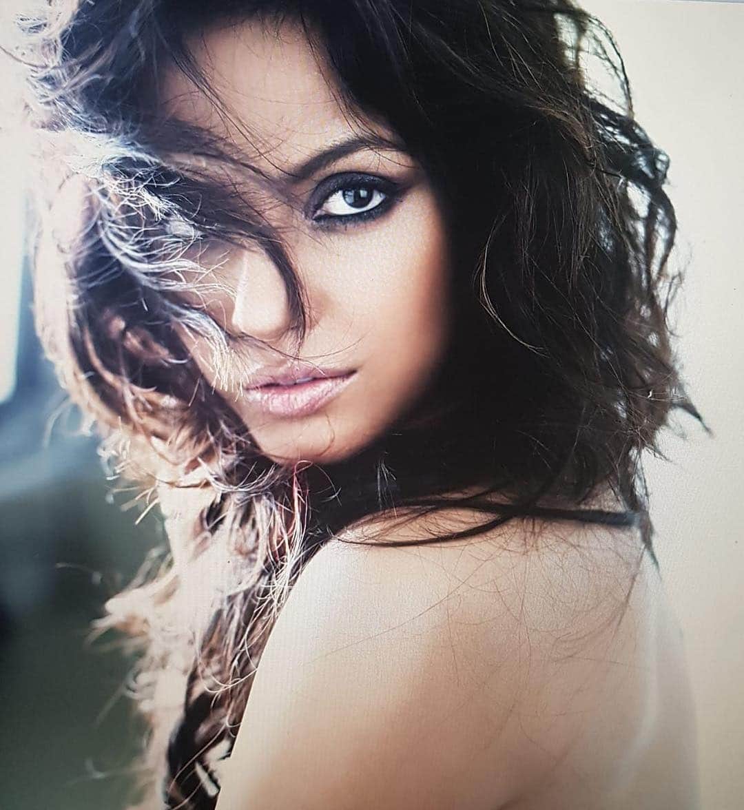 actress Neetu Chandra new Bhojpuri song sari sari ratiya jagaawey released