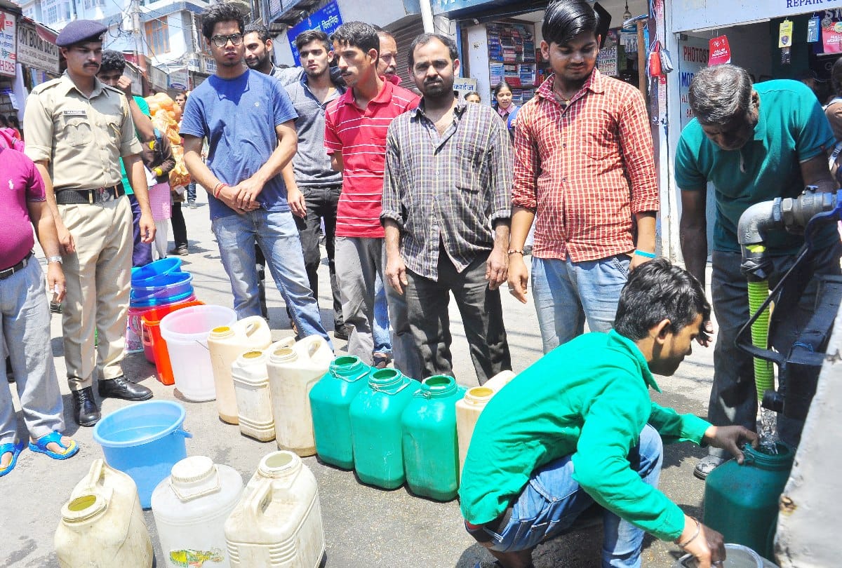 दो बाल्टी पानी के लिए रास्ते में खाली करवाए जा रहे टैंकर