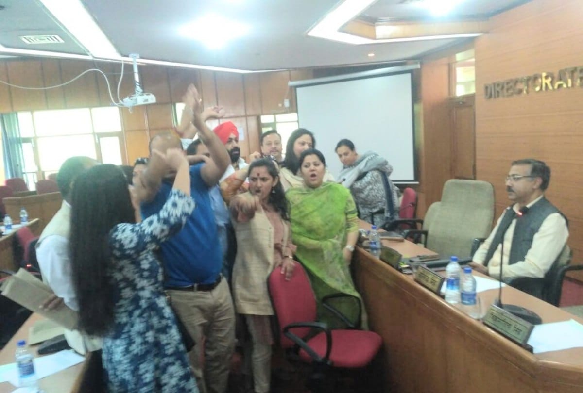 MC SHIMLA House BJP and congress councillors walkout