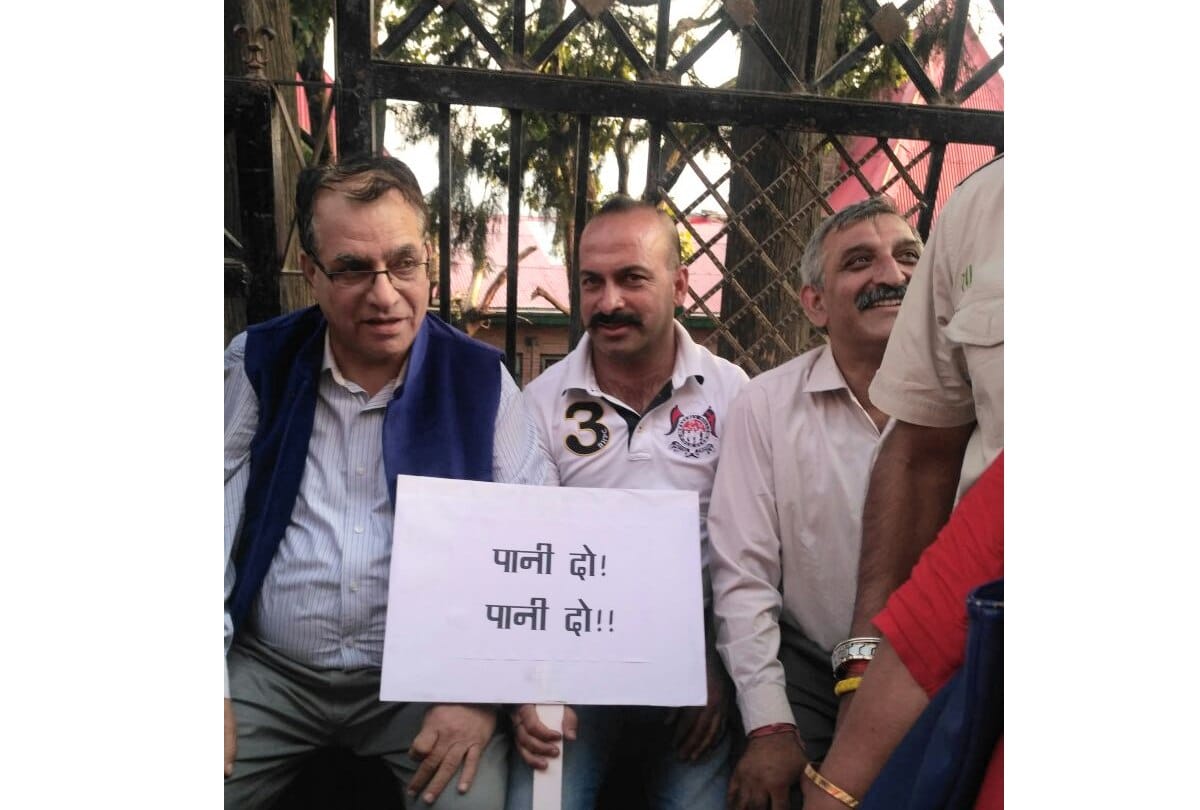 Viral pictures on social media on issue of massive water crisis in shimla