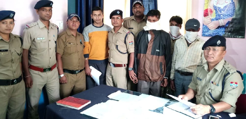 Three fraudsters cheating on the police's assault