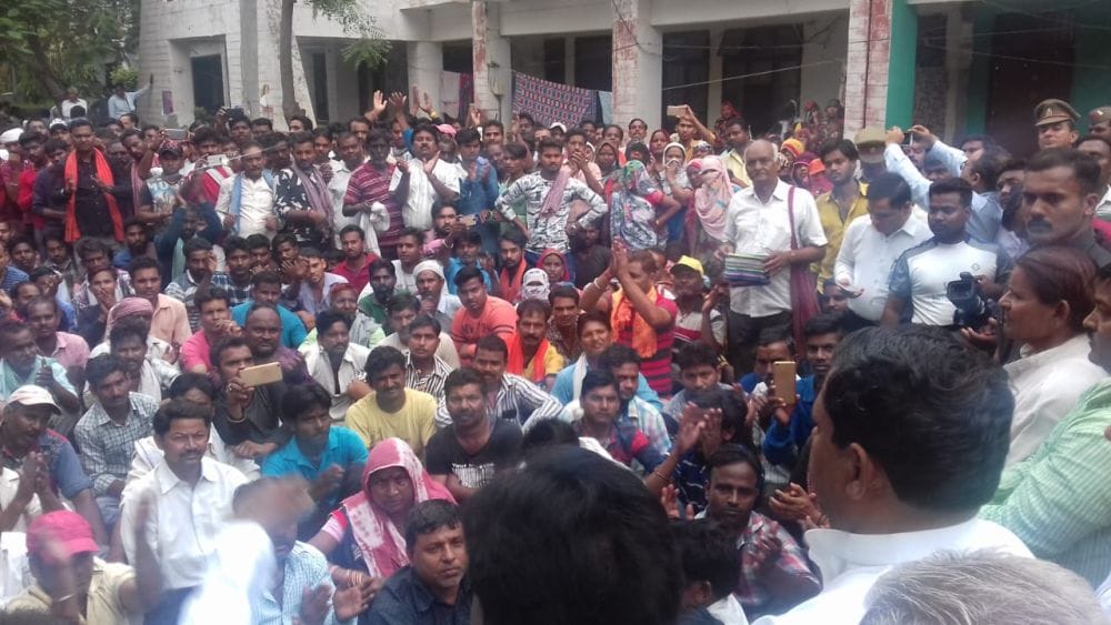 agra clean workers protest at mp ramshankar katheria house