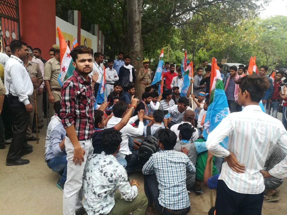 clash between students and police in agra university 