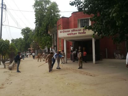 clash between students and police in agra university 