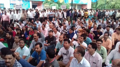 agra bank employees strike for two days