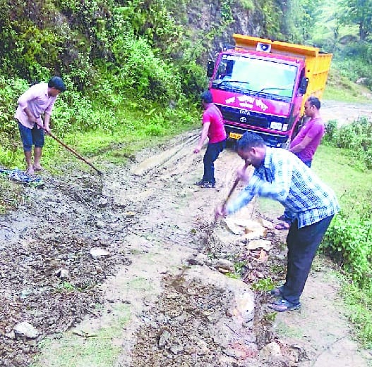 nagar palika van stucked in mud