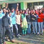 महाविद्यालय में परीक्षा का बहिष्कार करते छात्र -छात्राएं