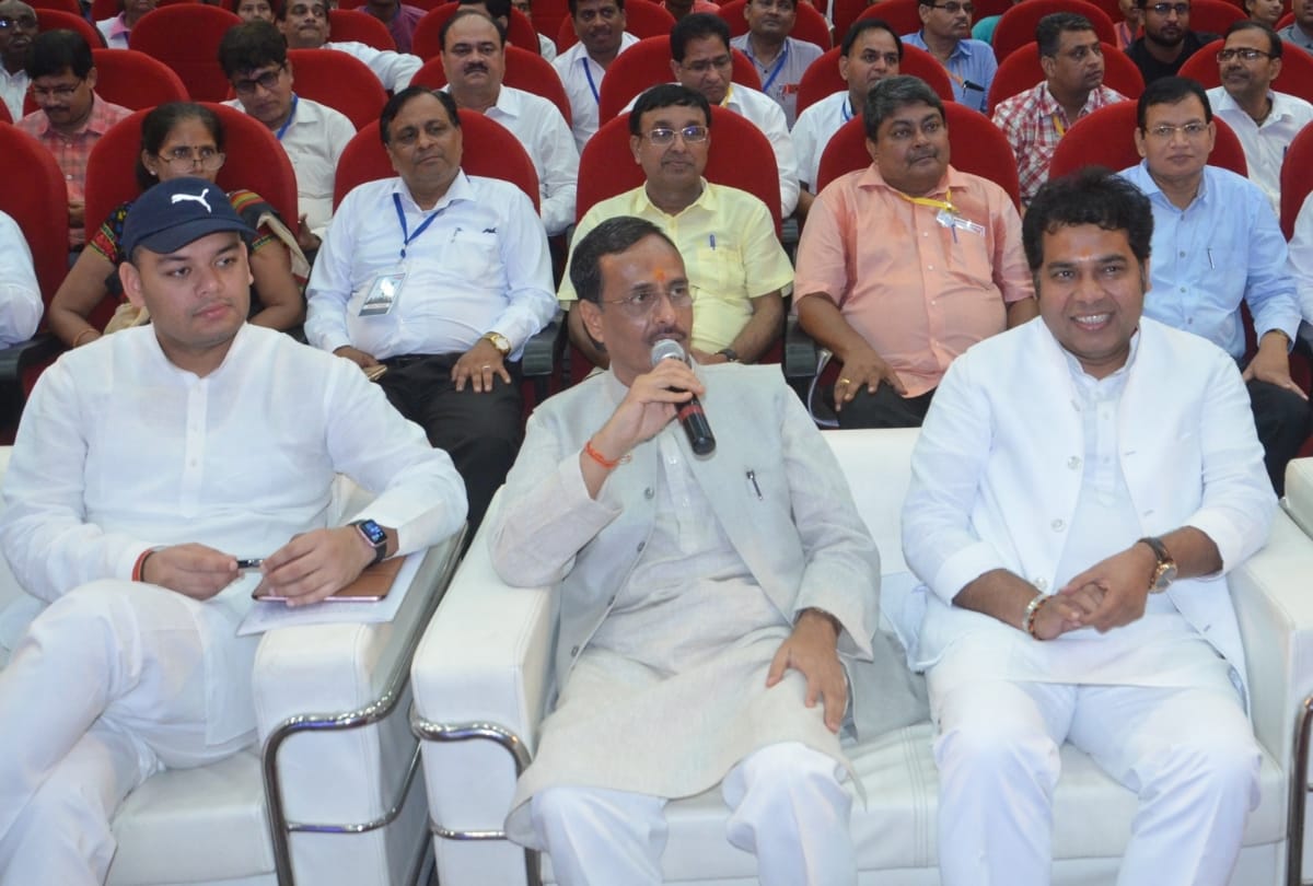 deputy CM dinesh sharma gave answers to the questions of toppers
