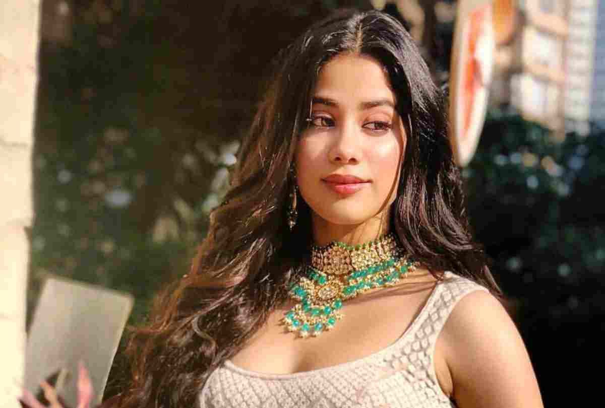 Janhvi Kapoor Breaks Down at special screening of dhadak arjun kapoor hug her