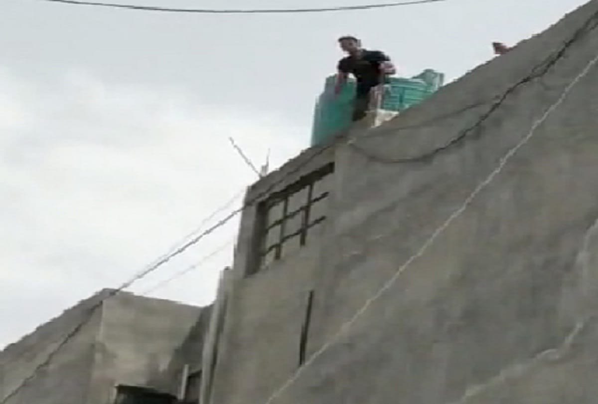 Attacked on police team after they stopped illegal construction in noida, 9 policemen injured