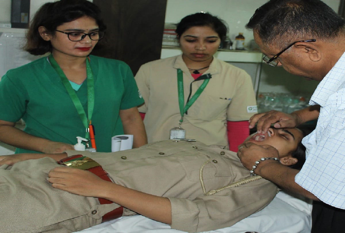 Attacked on police team after they stopped illegal construction in noida, 9 policemen injured