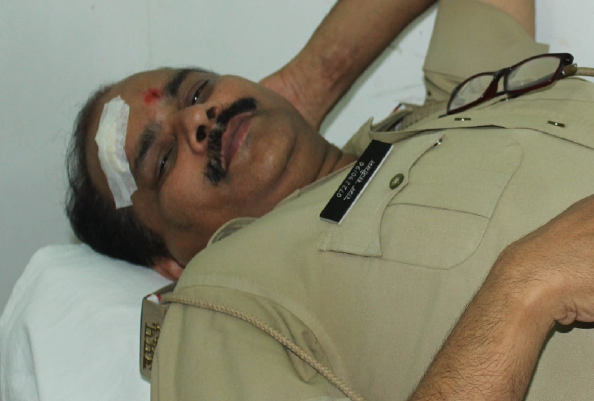 Attacked on police team after they stopped illegal construction in noida, 9 policemen injured