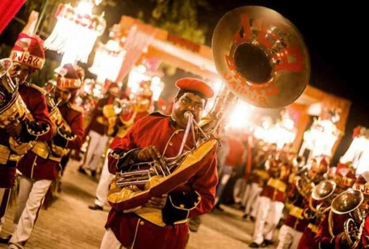 Video Being Viral of a man who can play Band through his mouth