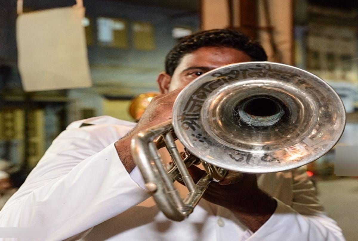 Video Being Viral of a man who can play Band through his mouth