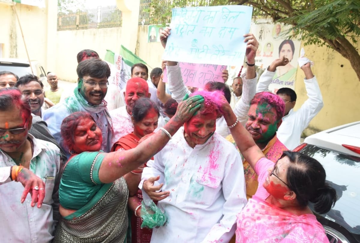 celebration in lucknow after winning in kairana and nurpur bypoll