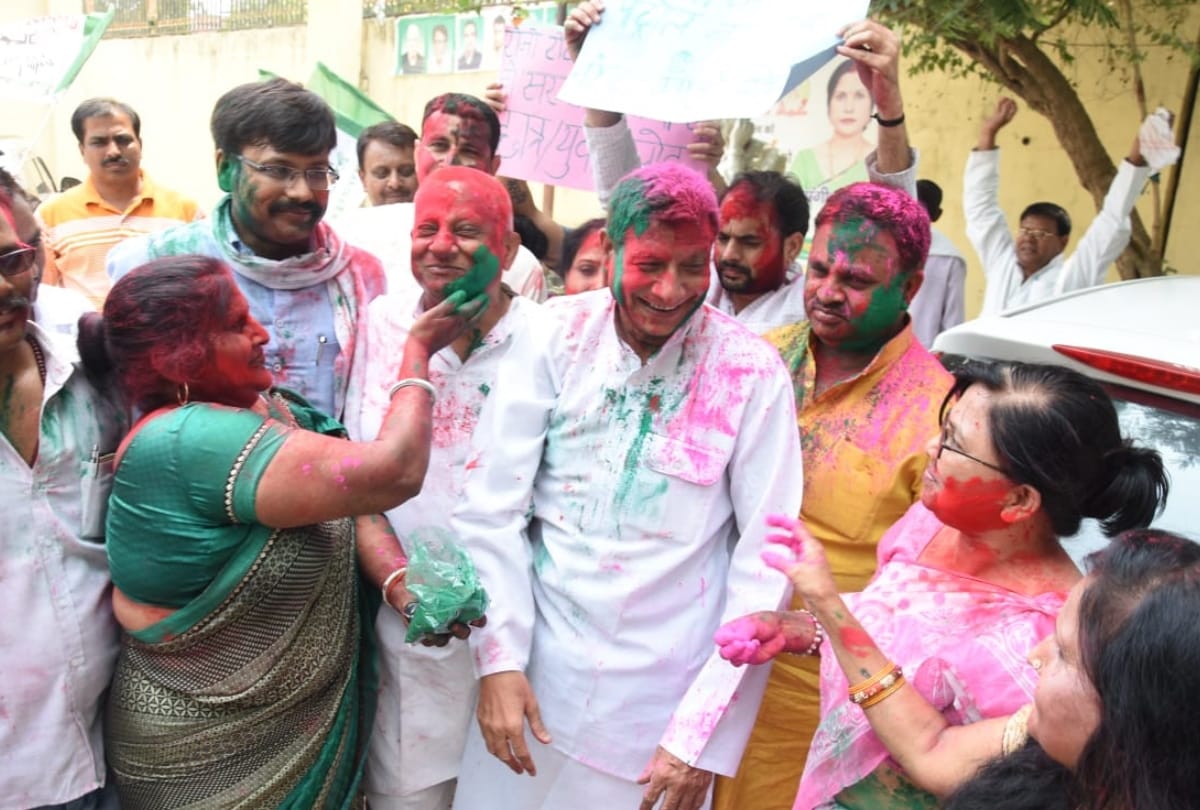celebration in lucknow after winning in kairana and nurpur bypoll