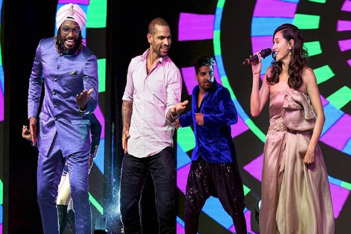 chris gayle and shikhar dhawan dance during an award ceremony