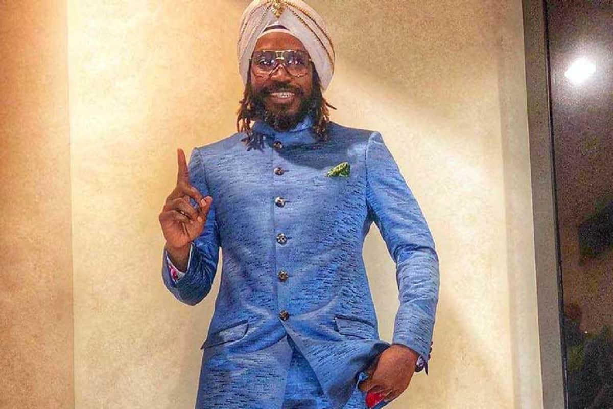 chris gayle and shikhar dhawan dance during an award ceremony