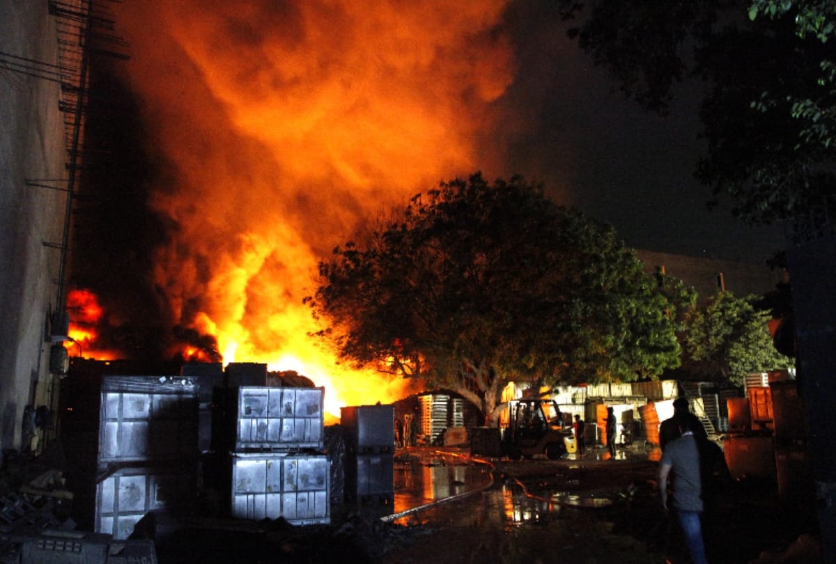 malviya nagar fire: more than 15 hours fire flames continue people spend night in park owner arrest