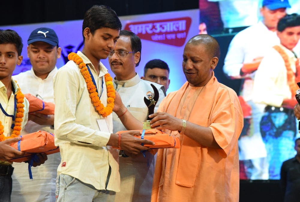 photos of amar ujala medhavi chhatra samman samaroh01.