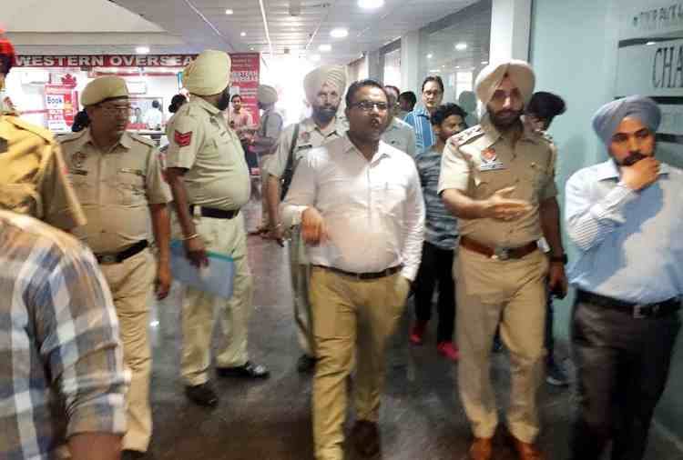 commissionerate police raid in immigration offices in jalandhar of punjab