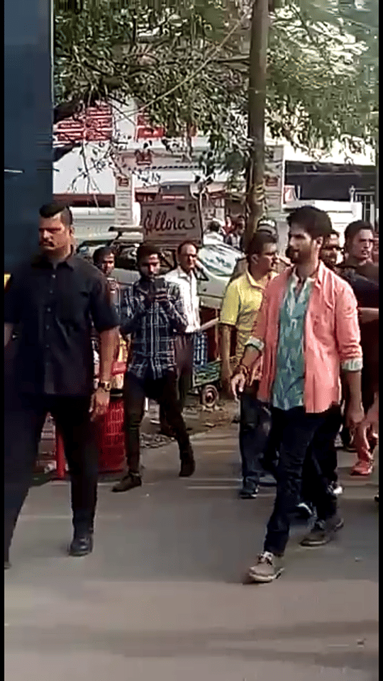 Shahid kapoor do shocking act during batti gul meter chalu shooting
