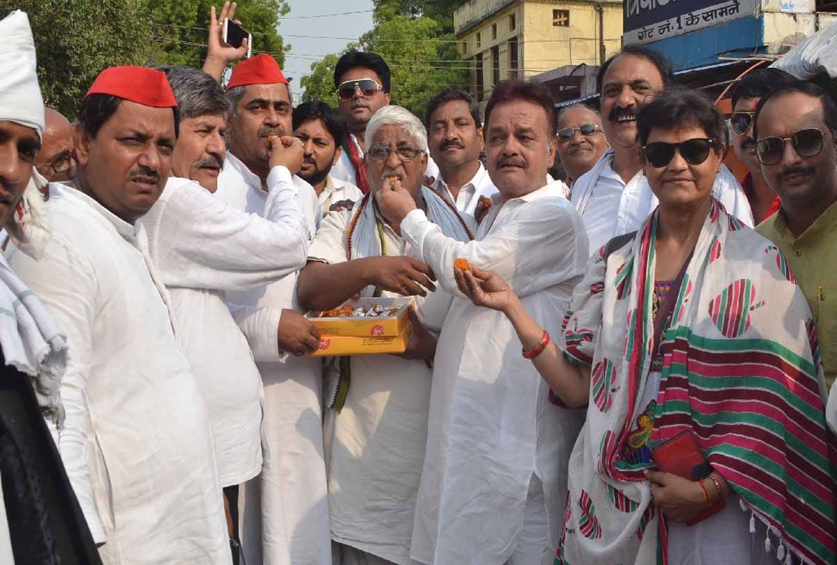 SP celebrates victory of kairana and noorpur elections