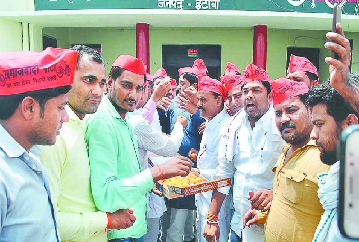 SP celebrates victory of kairana and noorpur elections