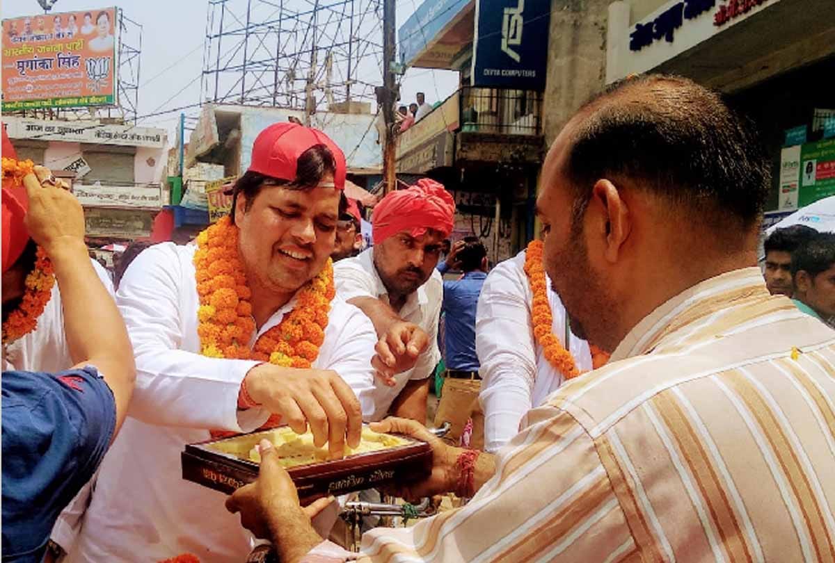SP celebrates victory of kairana and noorpur elections