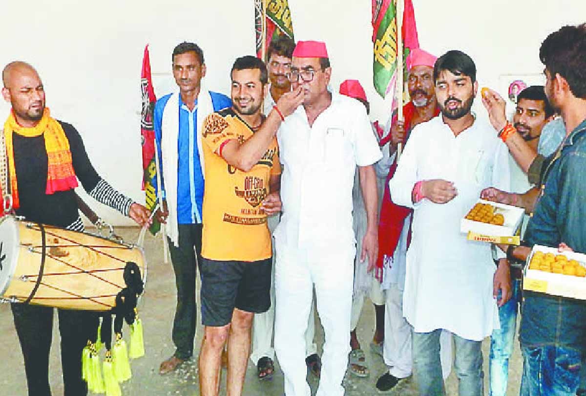 SP celebrates victory of kairana and noorpur elections