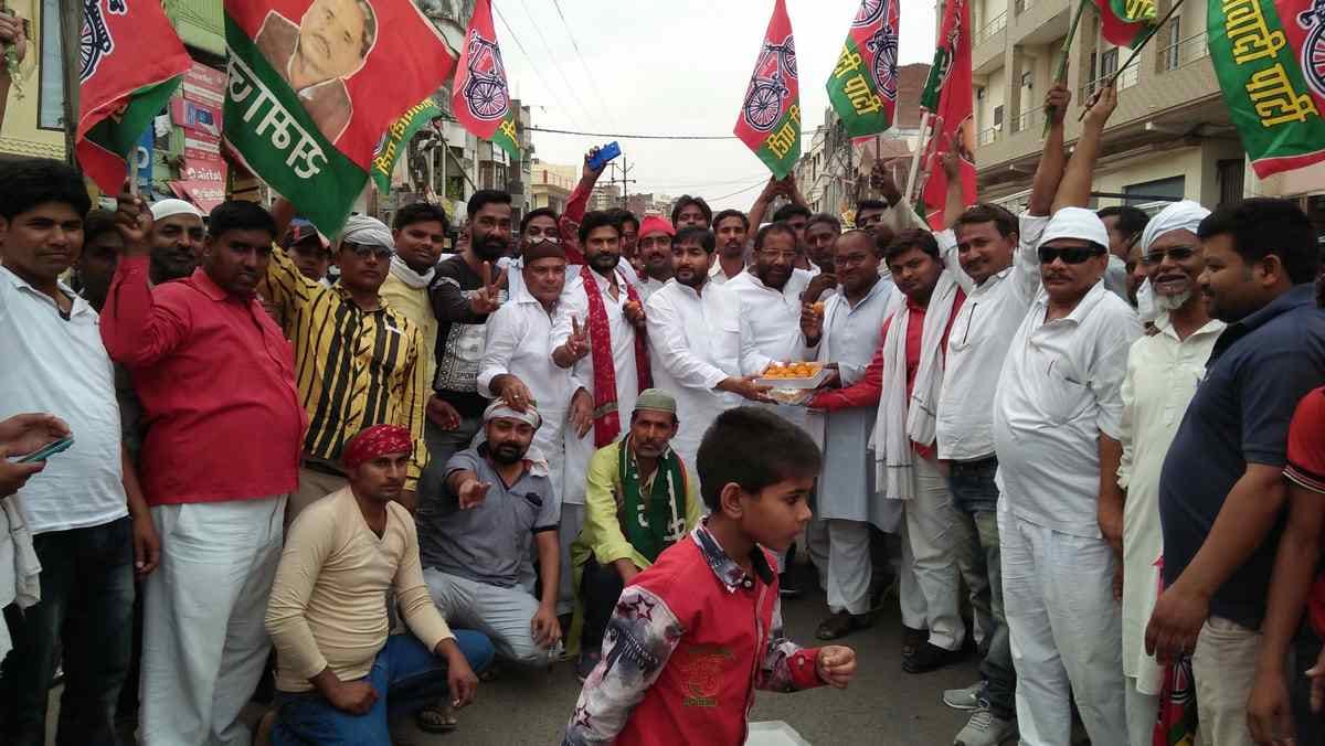 samajwadi party celebration after UP by election result