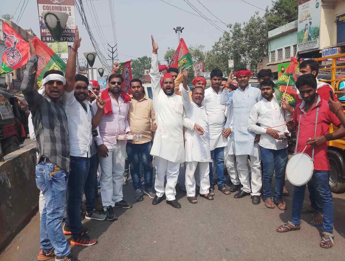 samajwadi party celebration after UP by election result