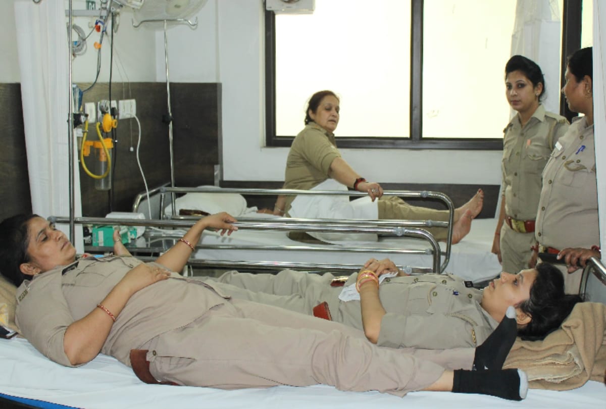 Attacked on police team after they stopped illegal construction in noida, 9 policemen injured