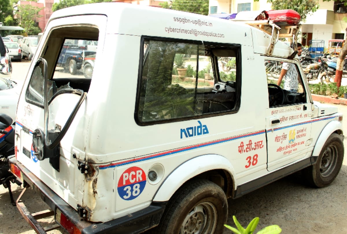 Noida: Cars collide at Gijhod intersection, elderly man dies